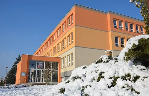Foto budovy školy v zimě