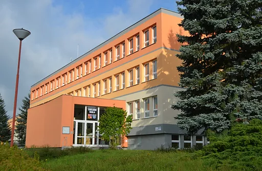 Foto budovy školy v létě